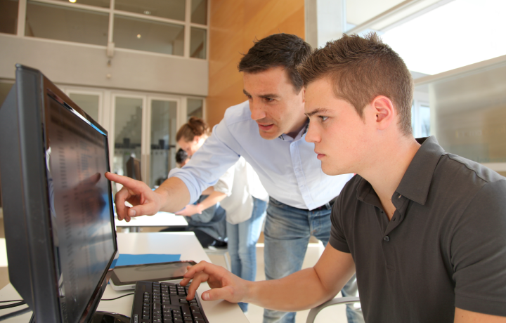 Empleador y estudiante con una computadora