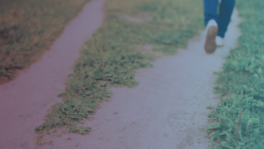 Pies corriendo por el camino al aire libre