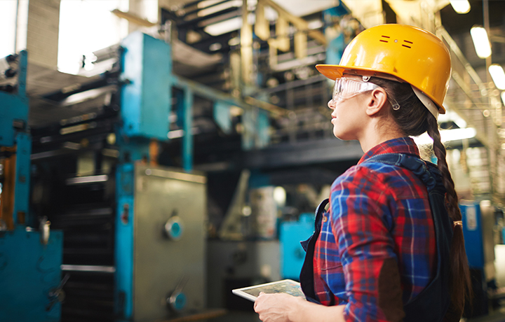 Mujer capataz en suelo industrial